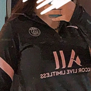 Psg tröja  - Jätte fin psg tröja säljer då det inte är min stil längre. Jätte fint skick som ny köpte för 1900kr. Säljer för 800 kr kan tänka mig att gå ner i pris vid snabb affär det är stlM men sitter som en S skulle jag säga fråga för bilder🩷😊