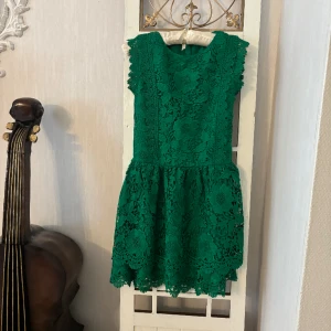 Barn Marlo kids embroidered dress broderier spets  klänning  - 10-11 år