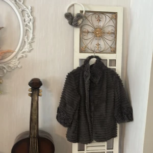 Äkta kanin päls jacka med rosor på ärmar och krage och öron muffar nytt - Storlek M /L