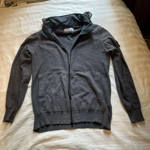 Cardigan - VID SNABBAFFÄR KAN DEN SÄNKAS Säljer min killes cardigan i mycket bra skick! Använd fåtal gånger men haft i ett år. Litet mini hål på bak sida skickar i pm nypriset är 2600kr😇😇