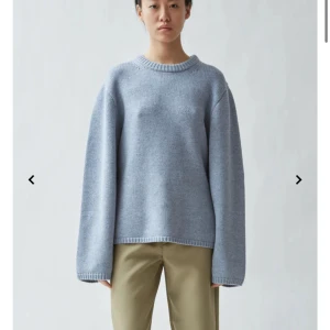 Toteme tröja - Säljer min super fina ljusblå tröja från toteme, den är i nyskick! Nypris ca 6000kr💕Storlek Xs men passar mig som har S