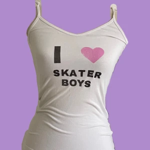 Graphic tanktop - Egentryckt! Går att tvätta!  Fler tryckta på min sida! Uppdateras hela tiden så följ! Kan även göra custom made för 300 kr🙋‍♀️