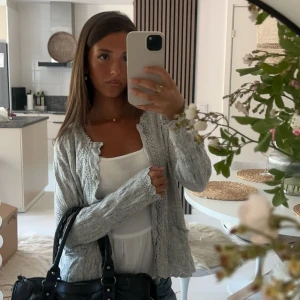 Grå kofta  - En jätte snygg kofta från oss Molly med fina detaljer🌼✨⚡️