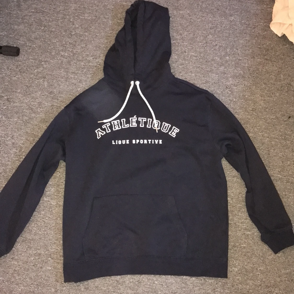 mörkblå hoodie 