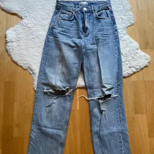Ett para fina jeans från Gina tricot i st 36, inte använda så mycket.