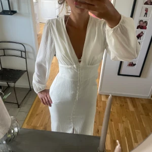 Vit klänning - Så fin Adoore liknande sommarklänning som är använd 1 gång. Den är för liten för mig därför ser sömnen lite sne ut💕💕 Sista bilden visar längden på klänningen (likadana)