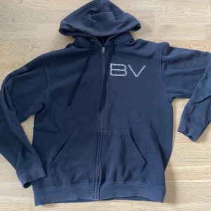 Rhinestone zip hoodie - Köpte denna stilrena rhinestone zip hoodien från bvaldi för 1100kr men den har nu blivit för liten. 9/10 skick Dm för frågor eller mer info!!