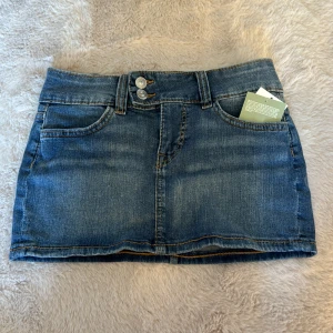 Lågmidjad Jeanskjol  - Lågmidjad jeanskjol från hm❣️ Aldrig använd! 