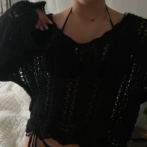 Svart tröja - Svart tröja med hål i perfekt till stranden ex över bikinin, aldrig använd!! 💞💞