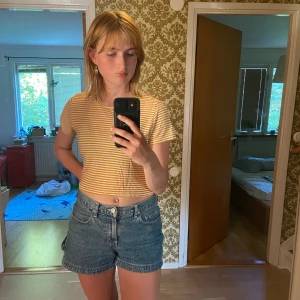 Gul/vit randig crop top - Jätteskön crop top med fina sommar färger🌻🌼✨