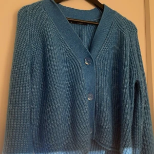 Kofta - En fin blå stickad kofta som använts 1gång. Säljer den för att den inte kommer till användning. Strl XS.