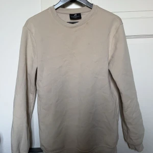 Sweatshirt  - En fin sweatshirt. Den har lite fläckar uppe vid kragen ( se bild 3 ) men det kan nog tvättas bort. Pris kan diskuteras 💞