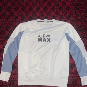Nike Sportswear Air Max Sweatshirt - Sweatshirt är gjord av en ultraslät, slitstark sticka för värme och komfort. Den har en klassisk rund hals och långa ärmar med ribbade kanter för en säker passform. Slitstarka nylonöverlägg för extra textur och hållbarhet, Nike Air-Max text på bröst.