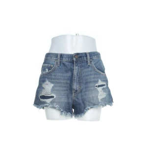Hollister jeans shorts - Använder inte då dem är alldeles för stora för mig tyvärr. Köpte i spanien☀️❤️ Detta är endast bilderna som finns på dom! Har ingen våg hemma så frakten kostar 39-69kr❤️