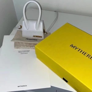 Jacquemus chiquito  - Äkta! Säljer min fina vita jacquemus chiquito väska. Den är använd ett fåtal gånger, och är i vällldigt fint skick. Köpt på mytheresa. Box, kvitto samt dust bag medföljer!💕💕