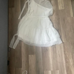 Shein klänning  - Jag köpte den från Plick, men är från shein Storlek: xs  Färg:vit