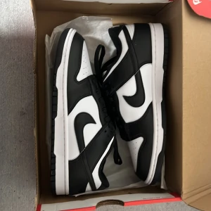 Nike dunk low panda - Säljer min pandas i storlek 41. Eftersom jag har inte någon nytta av de längre och dom är för små för mig. Skicket på dom är nyskick. Har använt dom Max 1-3. Men fortfarande jätte rena som ni ser på bilderna. Finns även kvitto på bild.