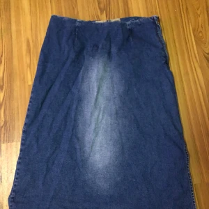 Jeansskjol Veo moda storlek 38 - Bra skick, passar bra, perfekt för sommaren. Jeanskjolen är från Vero Moda med storlek 38. Har ett slit på ena sidan så man kan röra sig väldigt bra. Lätt och ta på sig med dragkedja.