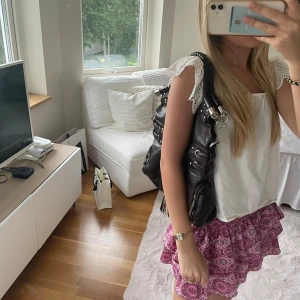 Väska - Snygg Jimmy choo väska med coola detaljer! 