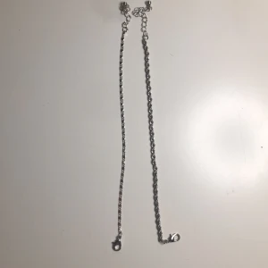 Två fina kedjor - Det är inte äkta silver. Fina, bra skick 