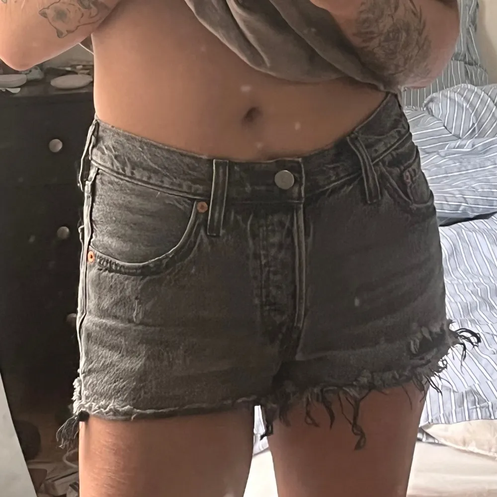 Fina svarta shorts från Levis i modellen 501. Storlek W25 och sitter på mig med XS/34 i byxor . Shorts.