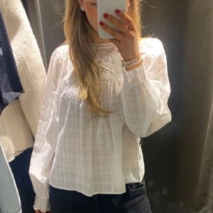 Zara blus - Hej! Säljer denna sjukt fina blusen. Säljer då den tyvärr inte passade mig. Lånade bilder då den ej passar mig 💘🌸