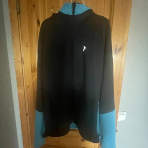 Peak kofta  - en ganska ny peak perfomance kofta/zip up som aldrig använda 