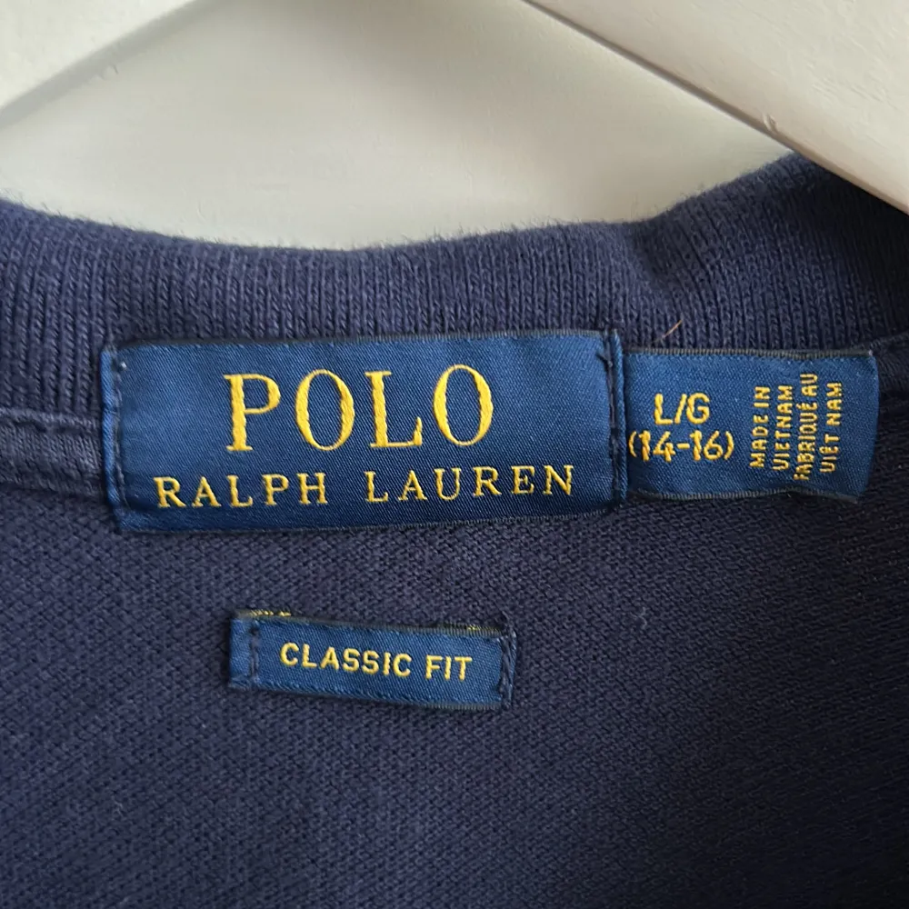 Mörkblå Polo Ralph Lauren Piké i som nytt skick! Storlek 14-16, skulle dock säga att den sitter mer som S slim fit! Nypris runt 1500kr.. T-shirts.