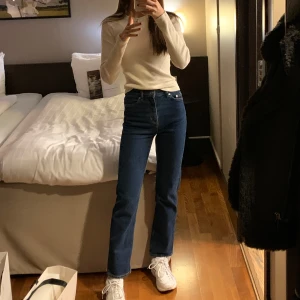 Mörkblå jenas från & Other Stories  - Jättefina mörkblå jeans från & Other Stories i jättefint skick, jag är ca 172cm, nypris ca 1000kr
