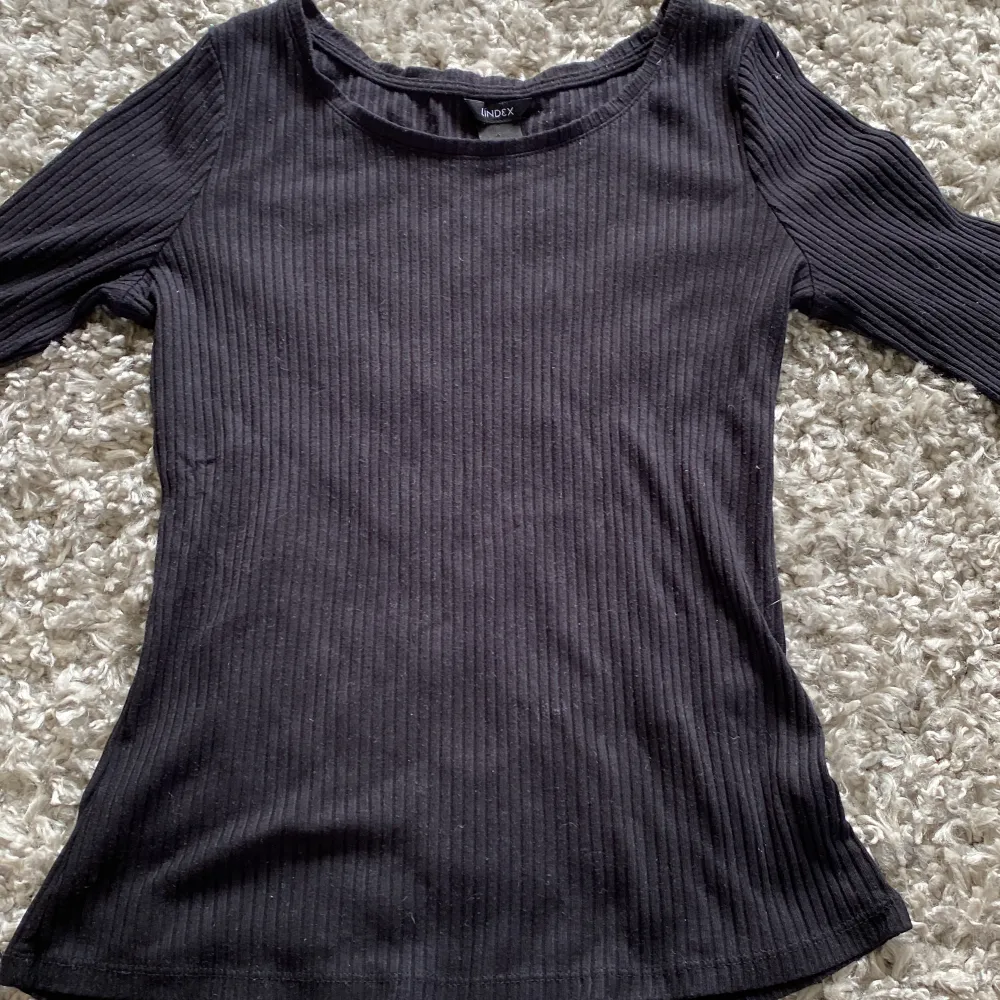 Detta är en svart tröja från Lindex. Den har kortare armar och är i storleken S!🖤. Tröjor & Koftor.
