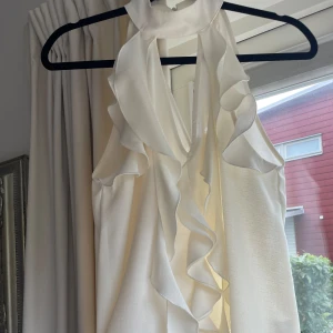 Topp - Topp med volanger från zara så fin. Aldrig använd 