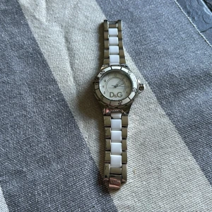Dam klocka från dolce and Gabbana passar en smal handled  - Fint skick! Inte mycket använd!  Längd 16cm 