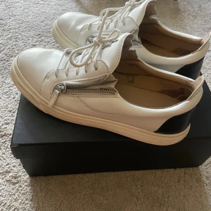 Giuseppe zanoti skor  - Hej säljer mina Giuseppe zanotti skor skorna blev ett felköp och är lite för stora för mig därav säljer jag dom. Skorna är i väldigt bra skick bara skriva vid minsta fundering byten är också intressant.