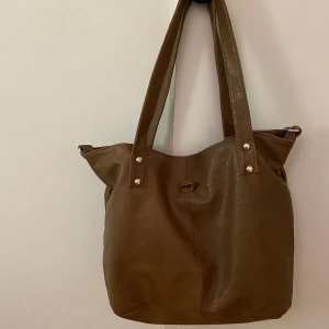 Brun väska - Brun väska med massor med fack.