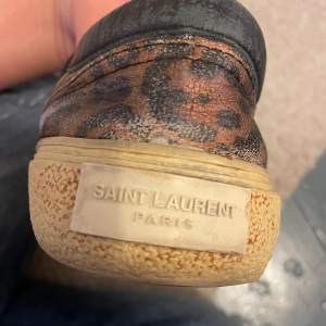 Säljer dessa sjukt snygga och unika loafers från lyxmärket ”saint Laurent” Cond:6/10 ingår ej box eller dustbag.