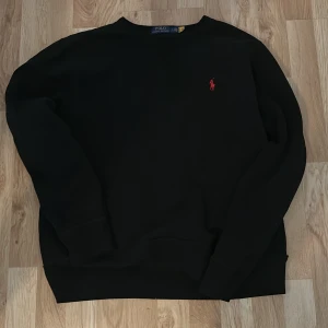 Ralph lauren hoodie - En Ralph lauren hoodie utan luva i bra skick. Skriv för fler bilder eller frågor