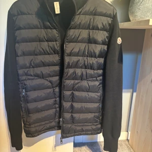 Moncler cardigan svart - Säljer nu min moncler cardigan då jag växt ut den och den ej används.  Pris ej hugget i sten så bara hör av er! Allt gott, Ludvig
