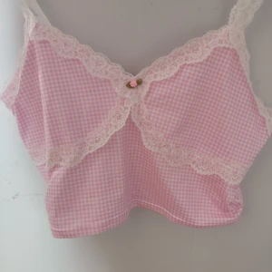 Rosa Spets Topp - Gullig topp med spets. Använd en gång. Väldigt mjuk.