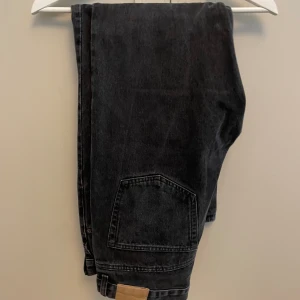 Weekday jeans svarta - W30 L30, skick 7/10 lite slitna längst ner men inget man tänker på. Bekväma och passar till stretwear mest, passar med annat också.