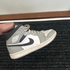 NIKE JORDAN 1 MID ANTARICHTE - säljer mina gamla skor, väl använda skick 6-7/10. Ny pris 2300kr OBS TVÄTTAS INNAN FRAKRT. Med skorna tillkommer original box 