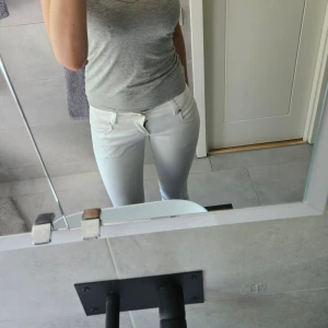 Lågmidjade jeans  - Lågmidjade jeans från märket vero moda. Jätte bra skick, knappt använda då dom är lite små för mig.  Kom prvat för fler bilder.och frågor 💗