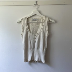 Aommar topp - Figurfast topp. Vit