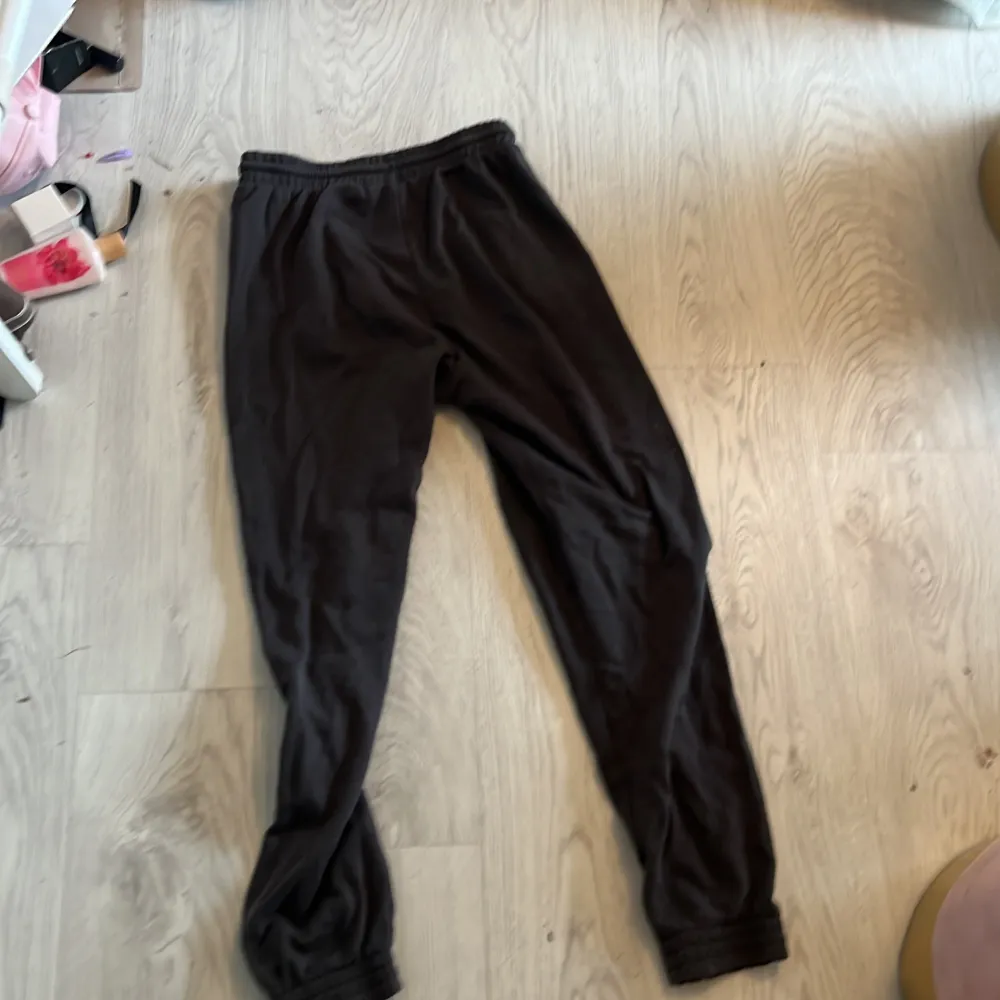 Säljer dessa supersköna mörk gråa mjukisarna från hm. Har använts fåtal gånger så är i bra skick. Har fickor på sidan och har även resor vid benen så dom inte släpar i marken.. Farkut & Housut.