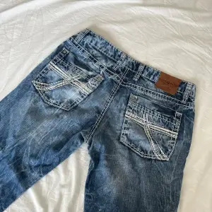 Snygga jeans i storlek 40/42 För stora på mig som har 38 Waist:32 Length:34