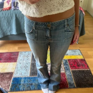 Lågmidjade jeans - Sjukt coola lågmidjade jeans med coola detaljer! Midjemåttet ca 41 cm och innerbenslängd ca 82 cm💞