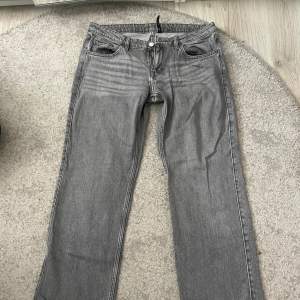 Ett par grå arrow low jeans från weekday!!! älskar men tyvärr blivit förstora:( skriv för fler bilder💞