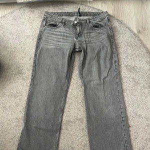 jeans  - Ett par grå arrow low jeans från weekday!!! älskar men tyvärr blivit förstora:( skriv för fler bilder💞