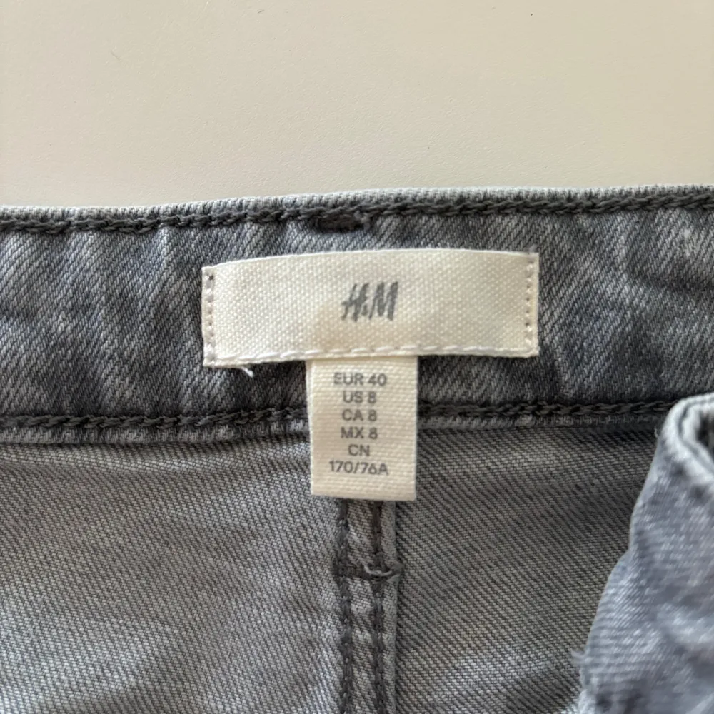 Jeansshorts från H&M  Grå  Normal midja  Stlk 40. Shorts.
