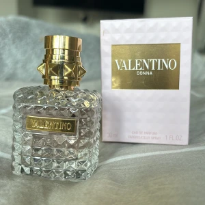 Valentino Donna Eau De Parfum 30 ml - Valentino parfym 30 ml. Testat men tyckte inte om doften på mig så därför vill jag sälja den. Nypris är ca 1000 kr. Inte defekter eller skador på kartongen eller parfymen. 