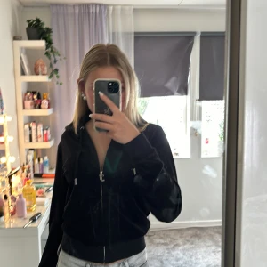 Juicy couture tröja  - Svart juicy tröja i storlek S. Tröjan är i fint skick men kommer inte till användning längre. Mvh katt finns i huset 